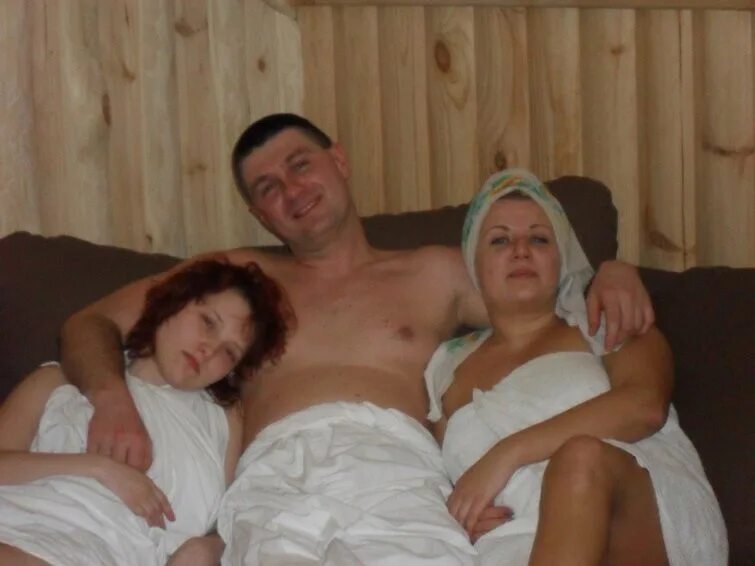 Полненькую жену друзья. Реальные семейные пары. Семья в бане. Русские семейные пары свингеры.