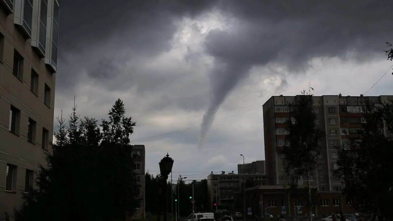 Торнадо пермь. Торнадо в сургуте. смерч в сургуте. торнадо на грэс сургут. смерч в сургуте 2008.