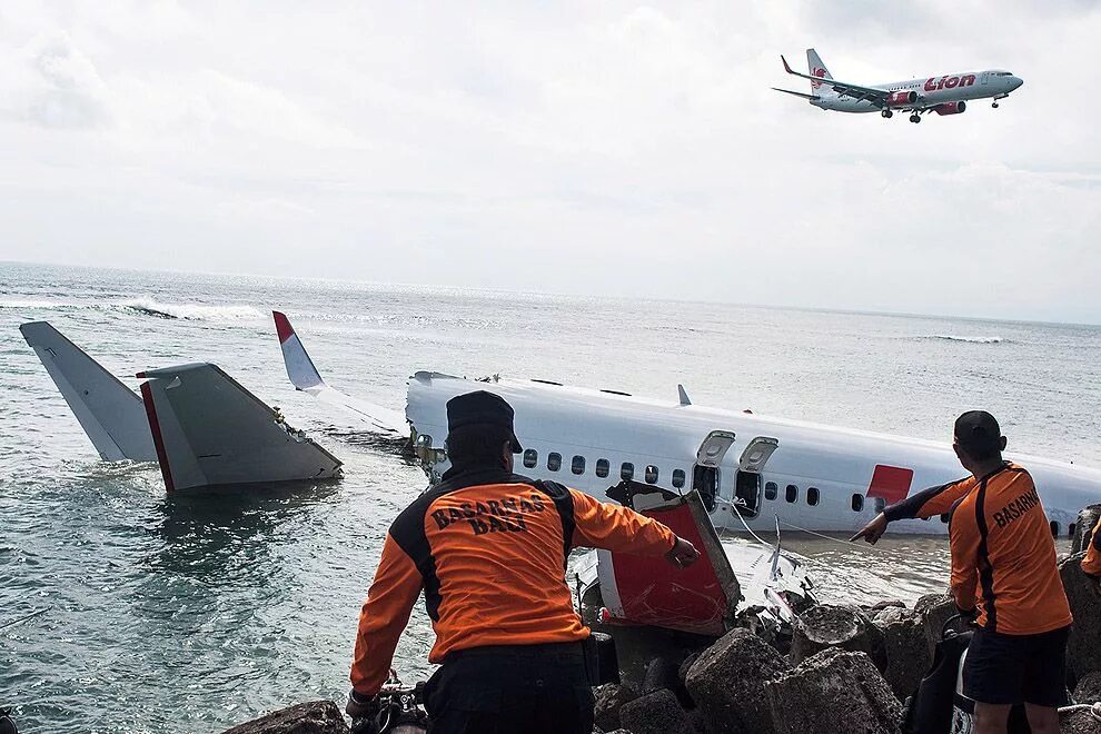 Видеть крушение. Катастрофа Boeing 737 в Индонезии. Катастрофы самолетов Boeing 737 Max. 737 Макс Индонезия катастрофа.