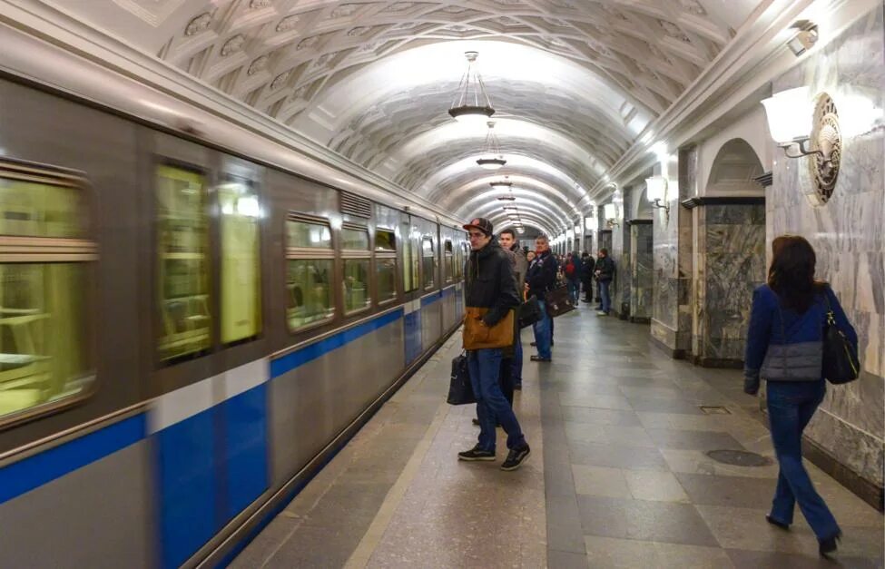 Метро Москвы Курская Арбатско Покровская. Арбатско-Покровская линия метро поезда. Станция метро Крестьянская застава. Поезд Москва Арбатско-Покровская линия.