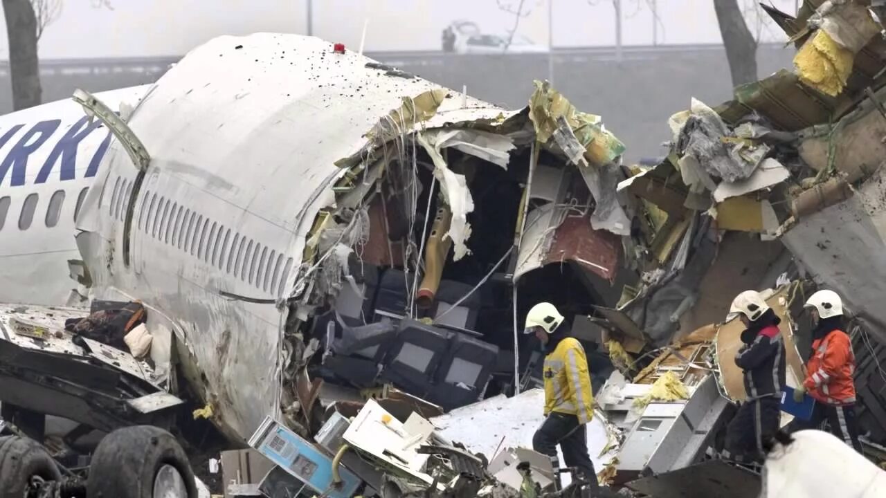 Дубай крушение. Катастрофа Boeing 737 в Ростове-на-Дону. Fly Dubai Boeing 737. Авиакатастрофа Боинг 737 Ростов на Дону. Боинг-737 Флай Дубай крушение.