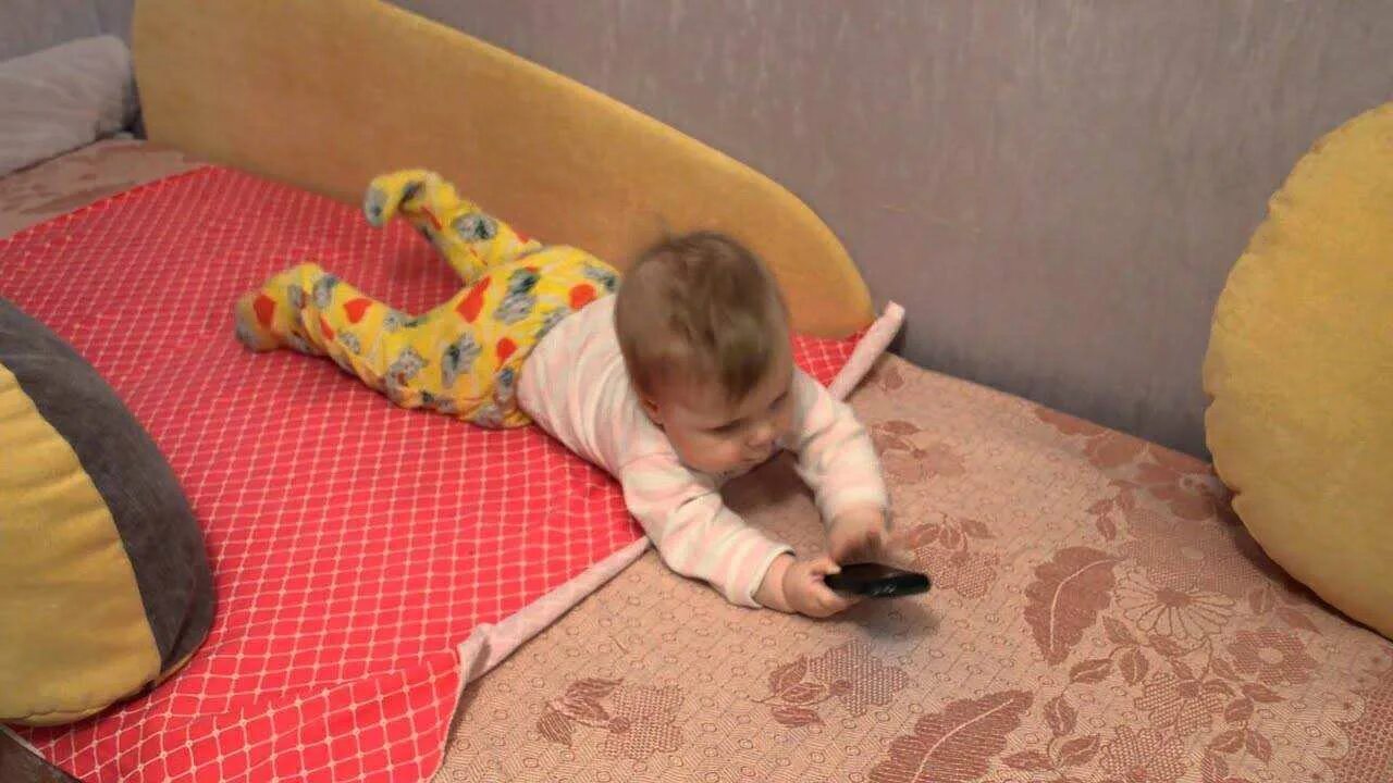 Как научить ребенка ползать в 7. Упражнения для ползания 7 месяцев. упражнения для ползания на четвереньках в 7 месяцев. приспособления для того чтобы научить ребенка ползать. место ребенку ползать.