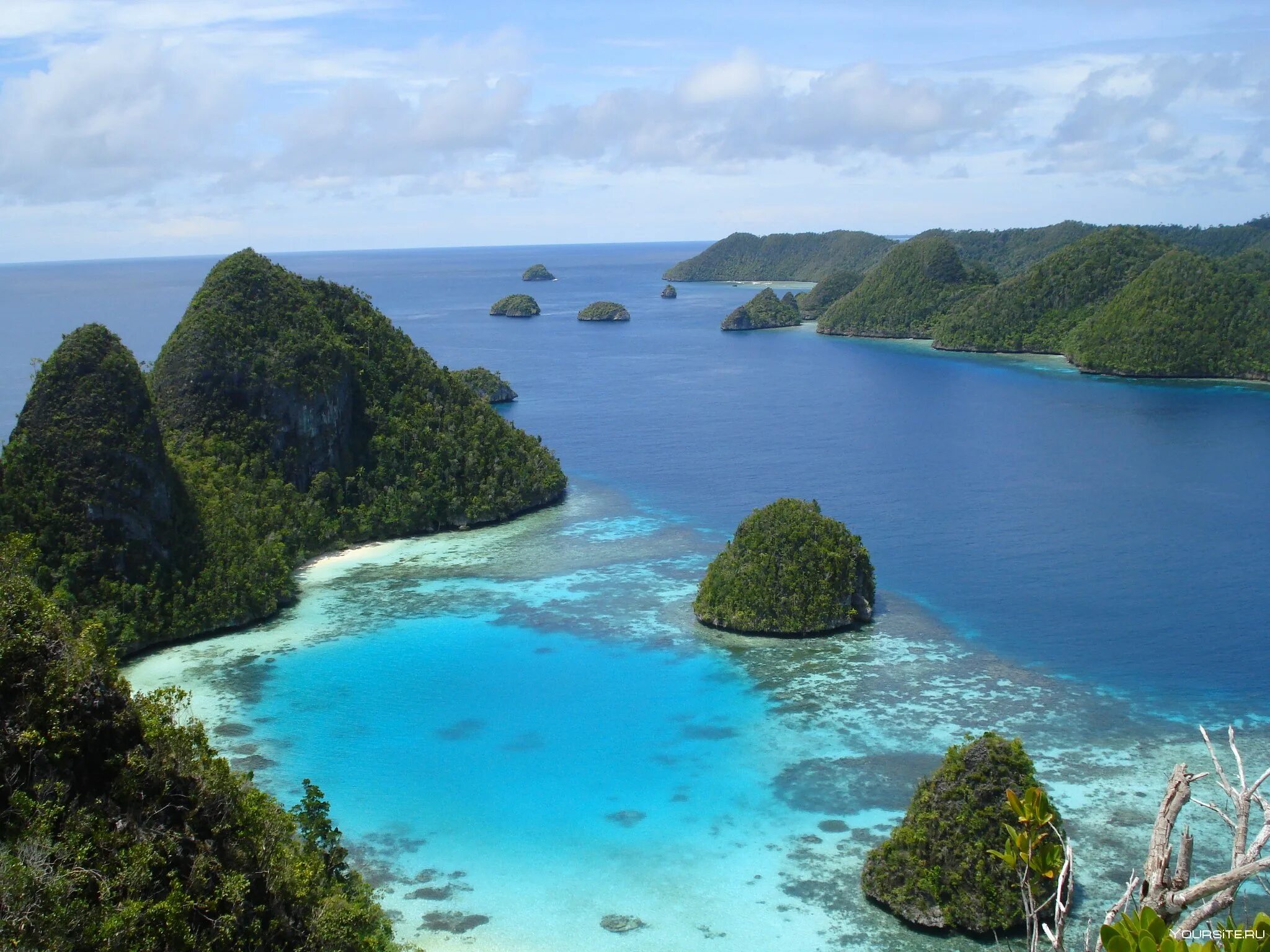Большие зондские острова океан. Раджа Ампат Индонезия. Индонезия архипелаг Раджа Раджа Ампат. Острова Малуку Индонезия. Бали (остров в малайском архипелаге).