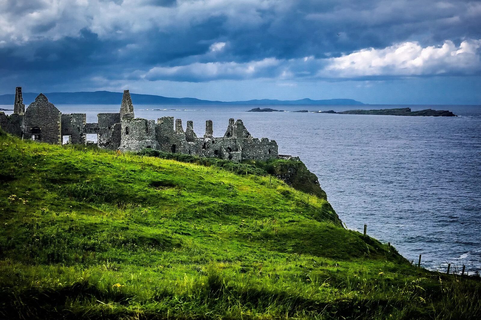 Окрестности замка. Замок Данлюс Ирландия. Графство Корк Ирландия. Уиклоу, Ирландия. Замок. Город Талламор Ирландия.