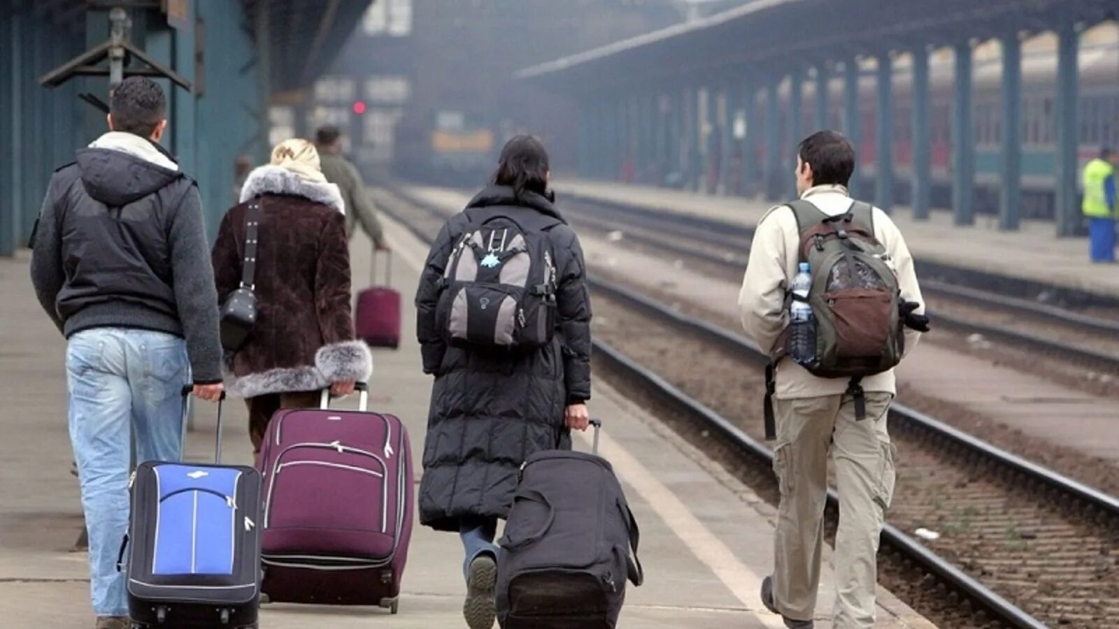В москве переехали человека. Отток населения. Люди на вокзале. Чемодан вокзал. Люди с чемоданами на вокзале.