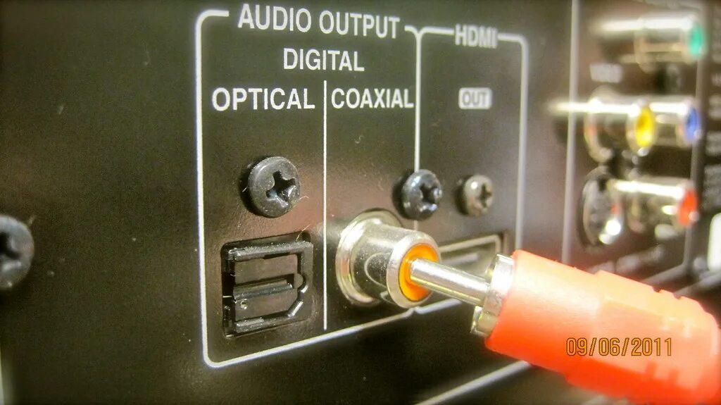 Audio output. Coaxial digital audio out на телевизоре. digital audio out разъем штекер коаксиальный. coax optical разъемы. coaxial audio out телевизор samsung.
