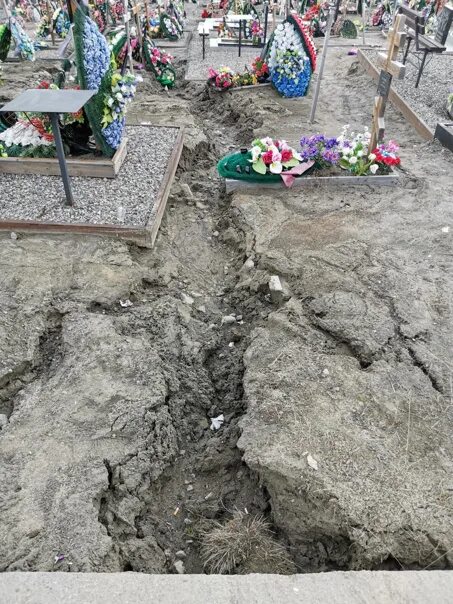 Правда что в казахстане размыло кладбище. Правда что в казахстане размыло кладбище. Казань размыло кладбище. Правда что в казахстане размыло кладбище. Могилы в казахстане.