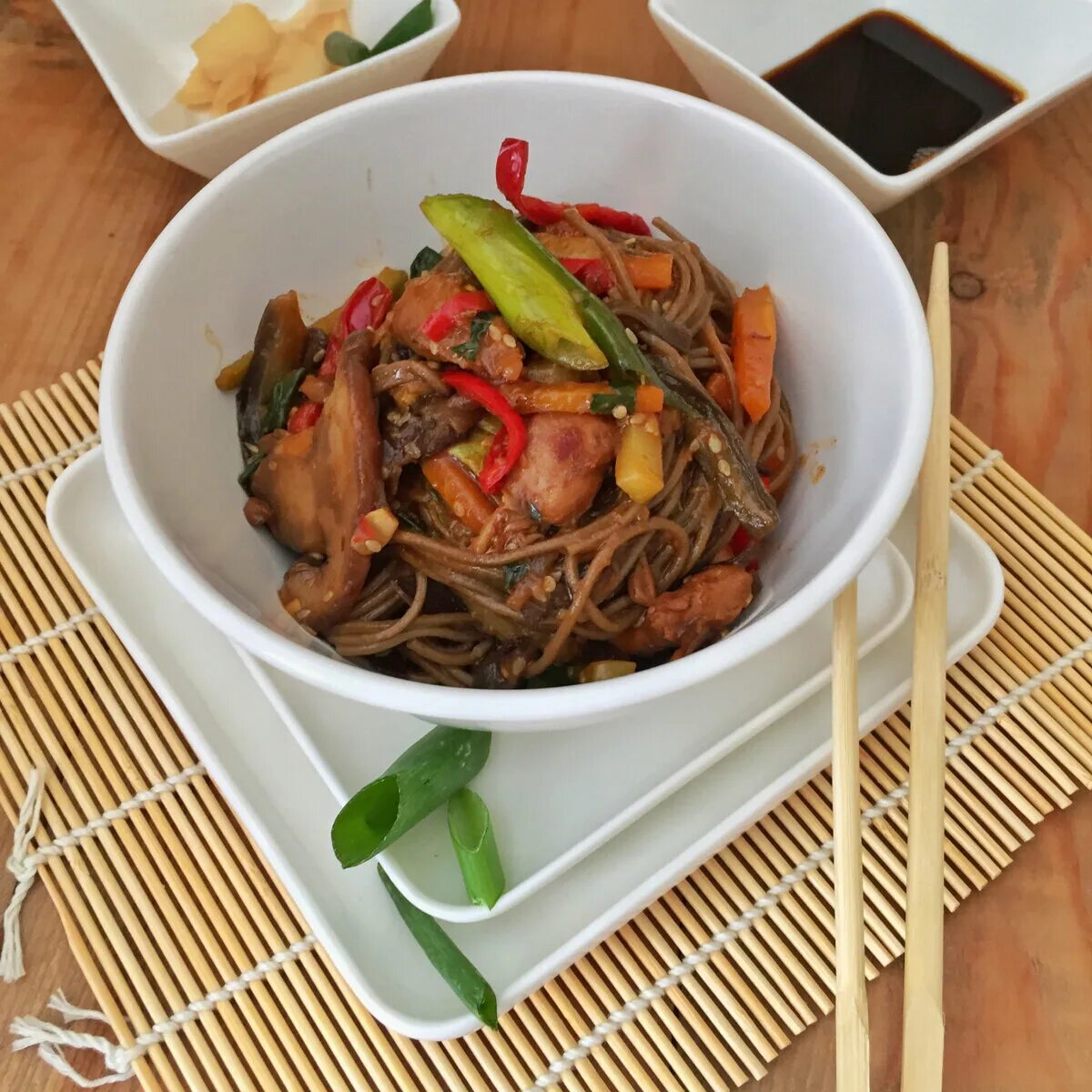Как готовить собу. Соба блюдо. соба с курицей. соба с овощами. собу с курицей и овощами.