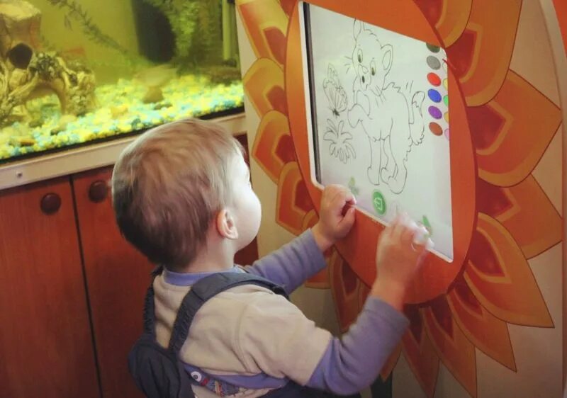 Экран детям. Интерактивный экран для детей. Детский сенсорный монитор. Детский учебно-игровой терминал Волшебный экран. Интерактивная панель Волшебный экран.