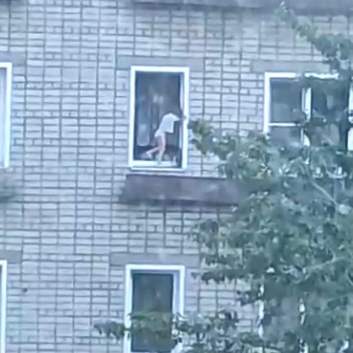 Сонник выпал из окна. Ребенок на карнизе 8 этажа. Человек у окна.