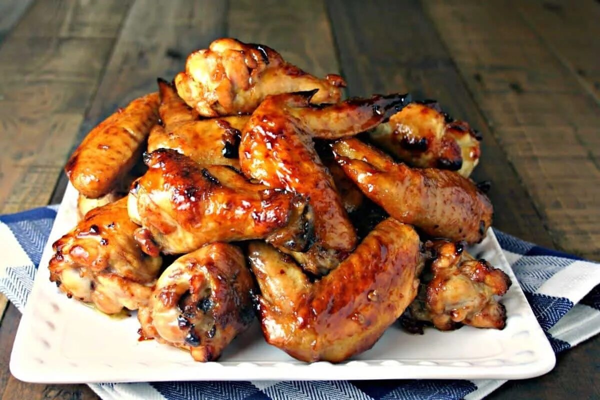 Крылышки в соевом соусе на мангале. BBQ Chicken Wings. Зажаренная гриле Курочка Крылья. Крылышки куриные. Жареные куриные крылышки.