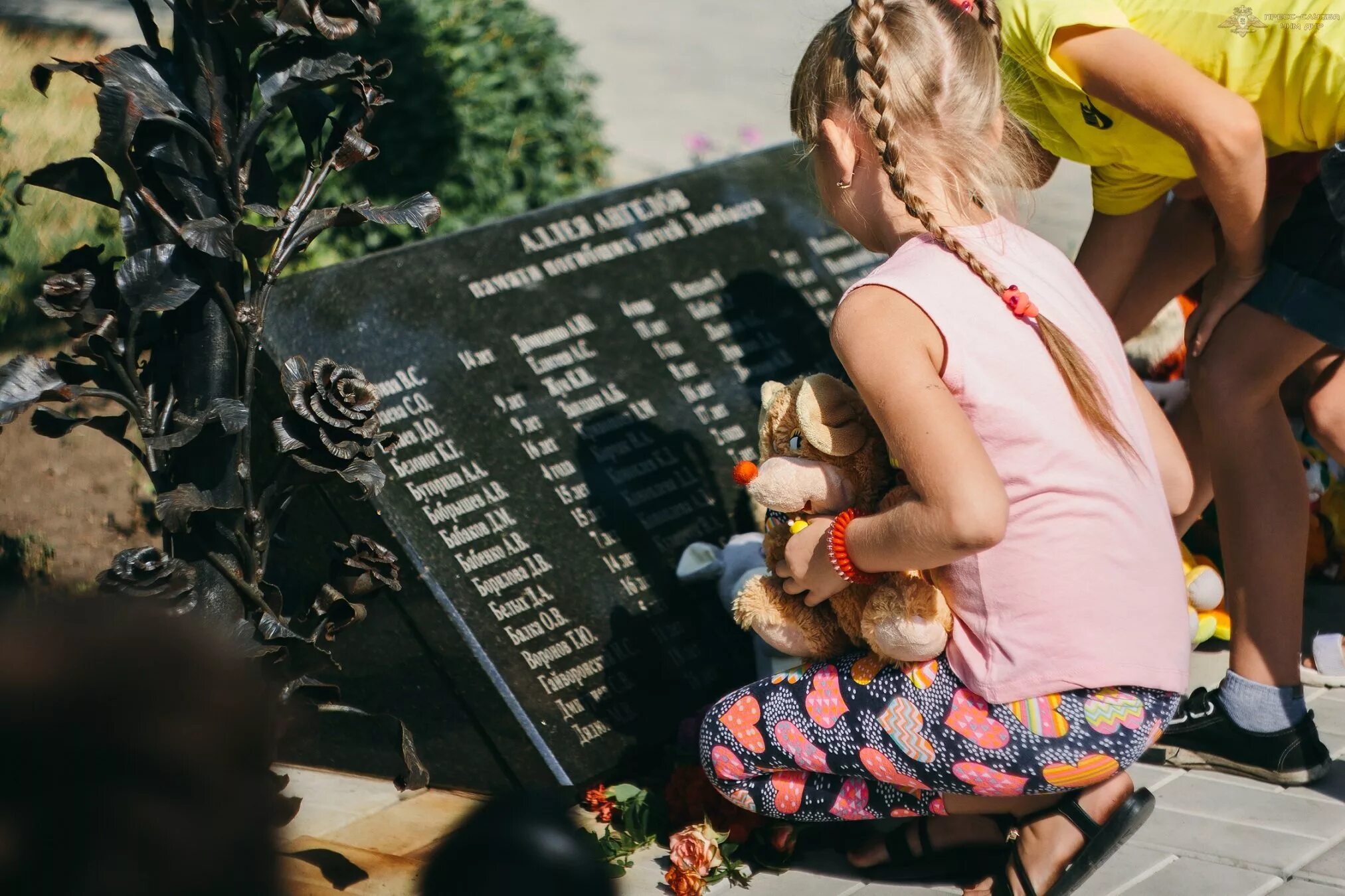 Донбасс 2014 дети. Донбасс 2014 девушка с ребенком. Погибшие детки донбасса. Дети войны украина донбасс. В донецке аллея аллея ангелов.