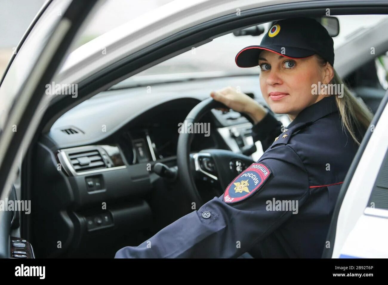 Девушка полицейский. Профессия полиция. Высокооплачиваемые профессии для девушек. Мвд профессии для девушек после 11. Профессия мвд для девушек после 11 класса.