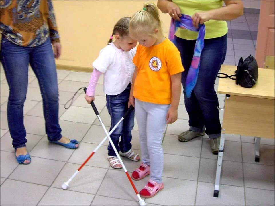 Слепой ребенок с тростью. Трость для незрячих. Трость для слепых детская. Занятия со слепыми.