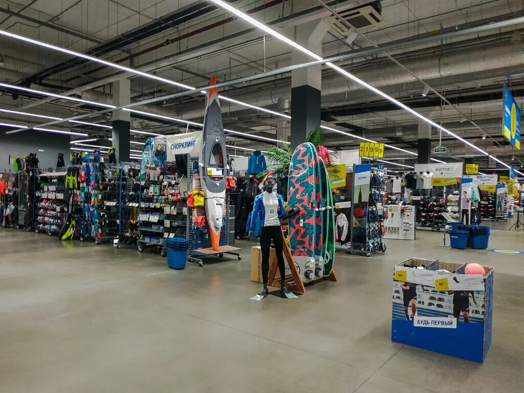 Спортивный магазин декатлон. Декатлон ТРК лето. Decathlon Санкт-Петербург. Декатлон спорт. Декатлон СПБ.