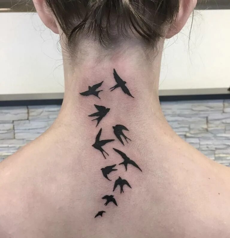 Птичка на шею. Тату птицы. Татуировка Ласточка. Тату птицы на шее. Татуировки для девушек птички.