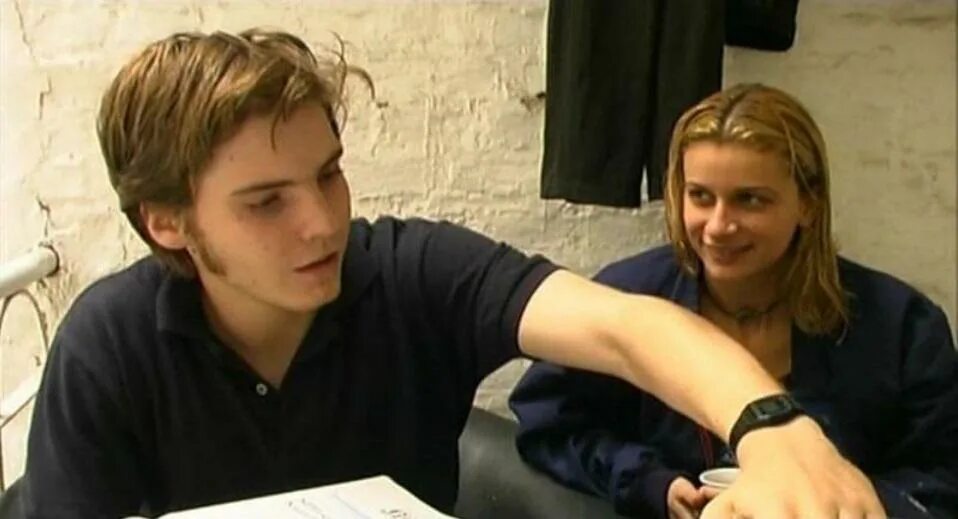 белый шум 2001. белый шум 2001. белый шум 2001. даниэль брюль с женой и сыном. белый шум 2001.