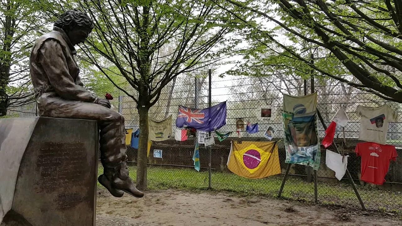 Мемориал айртона сенны. Памятник сенне на тамбурелло. Памятник айртону сенне. Памятник айртону сенне в имоле. Айртон сенна памятник.