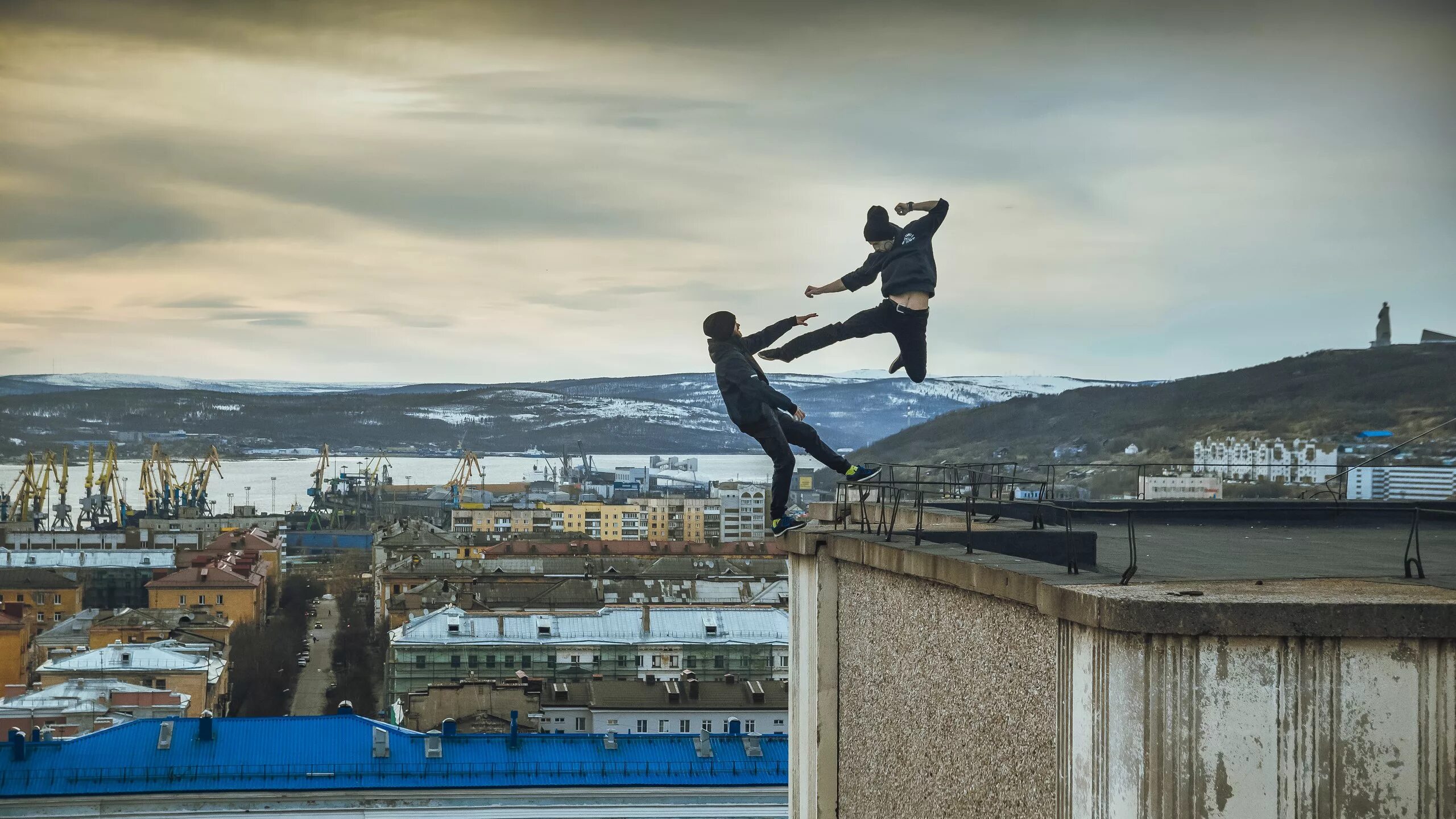 Человек на крыше. Край крыши. Фотосессия на крыше.