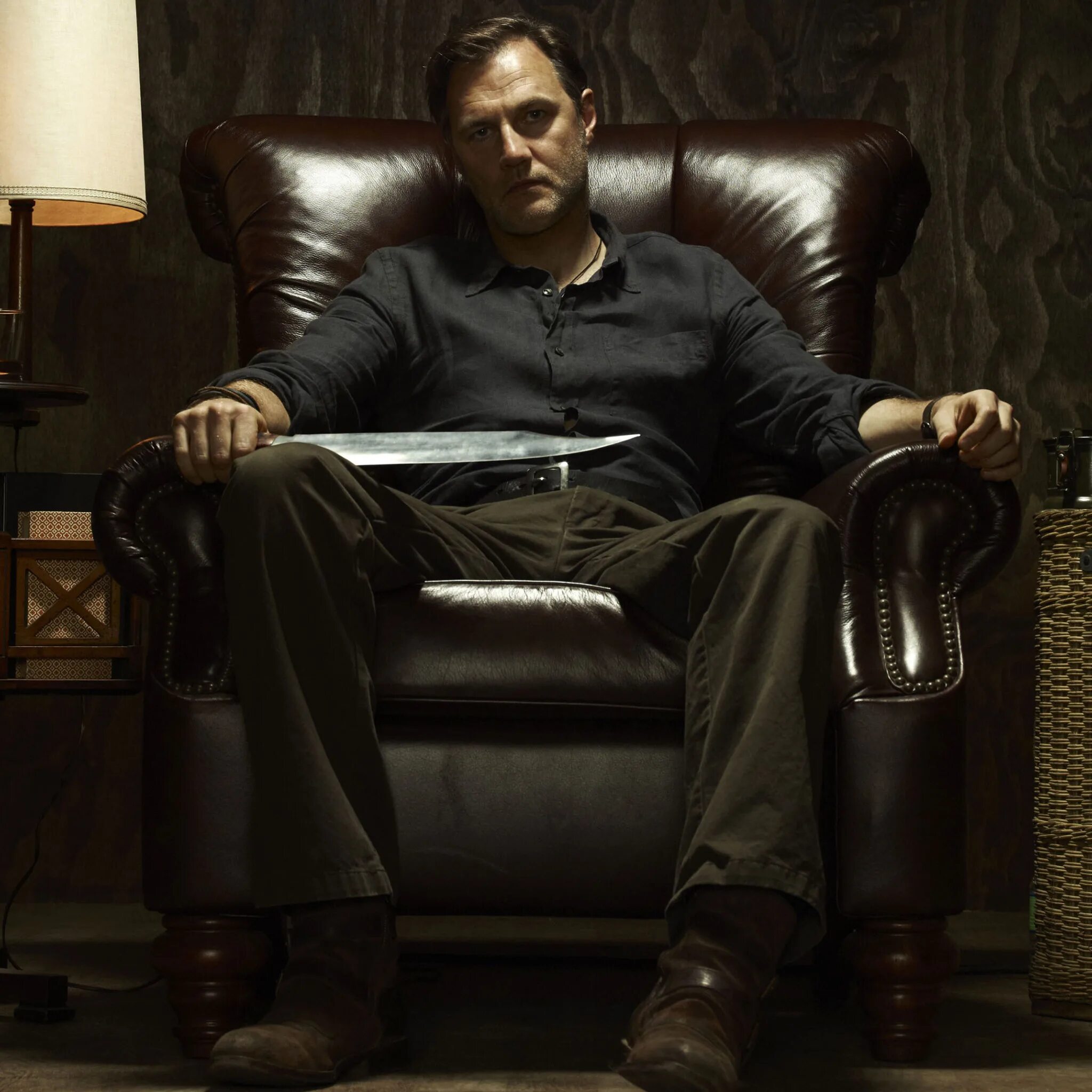 Филипп блейк. Парень в кресле. Шейн уэст никита сериал. Парень в кресле. Мужчина сидит в кресле.