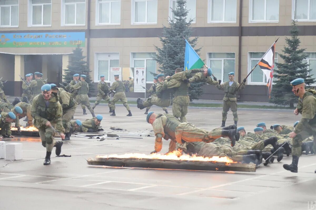 Рязанское гвардейское десантное училище. Рввдку имени в. Рязанское гвардейское воздушно-десантное училище. Военное десантное училище в рязани. Рязань вдв училище.