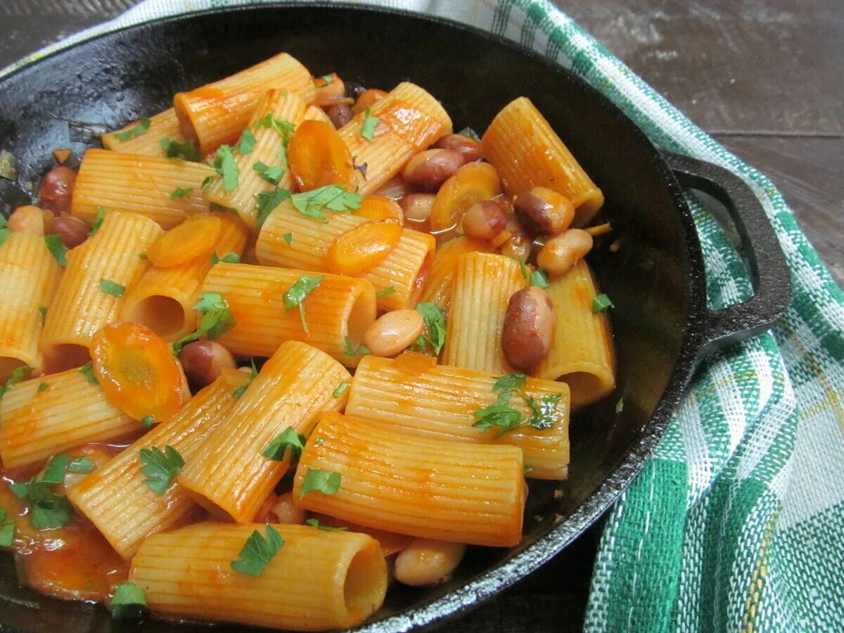 Макароны с фасолью. Паста с фасолью. паста с фасолью в томатном соусе. спагетти с фасолью в томатном.