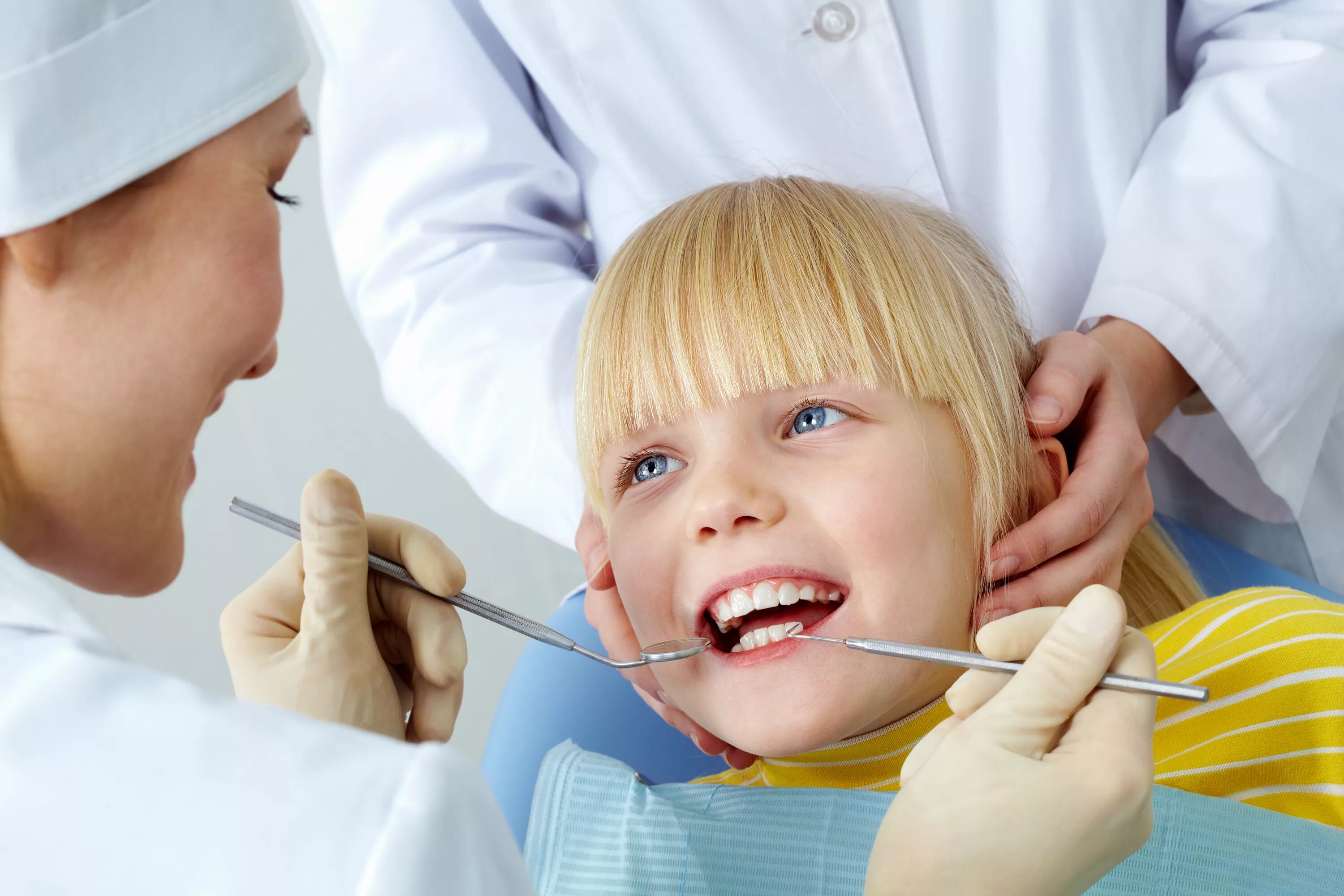 Детская стоматология. Красивые зубы у детей. Ребенок у стоматолога.