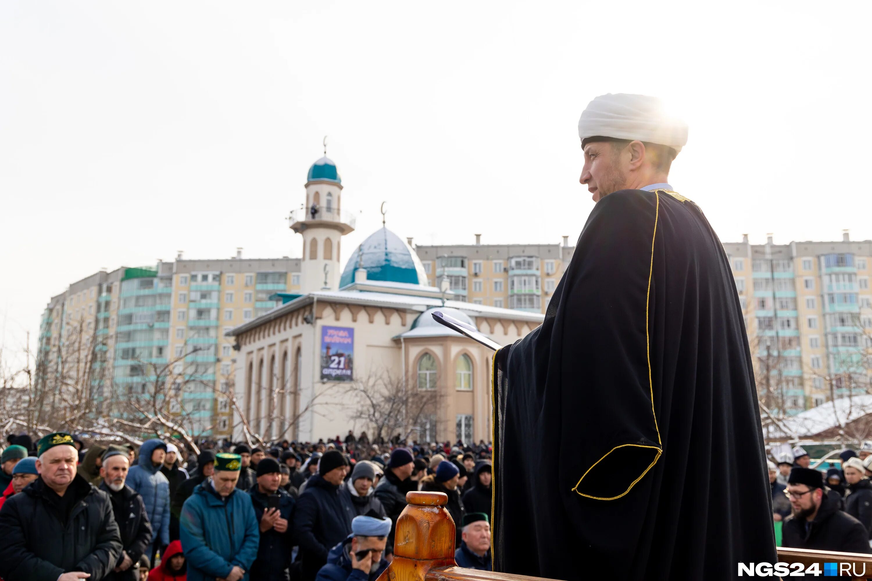 Ураза байрам красноярск. Соборная мечеть Красноярск. Рамадан Соборная мечеть Москвы. Ураза-байрам 2023 Московская Соборная мечеть. Ураза байрам в Соборной мечети 2023.