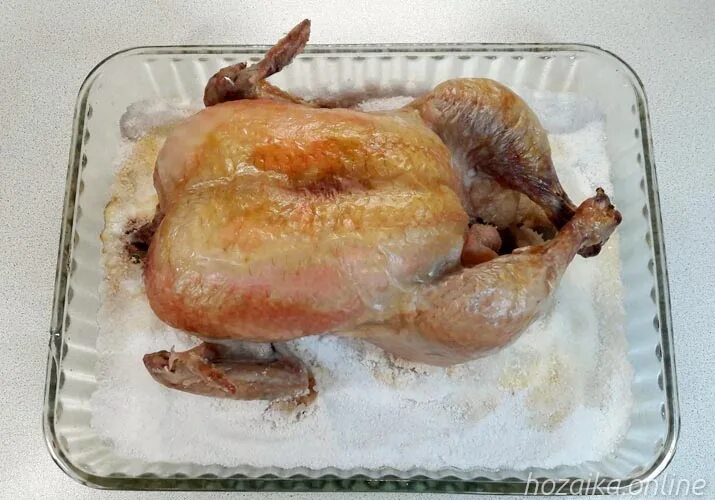 Кухня наизнанку курица на соли. Курица в духовке на соли целиком с хрустящей корочкой. курица в духовке на соли целиком с хрустящей. курица запеченная в соли целиком. курица фаршированная, запеченная на соли.
