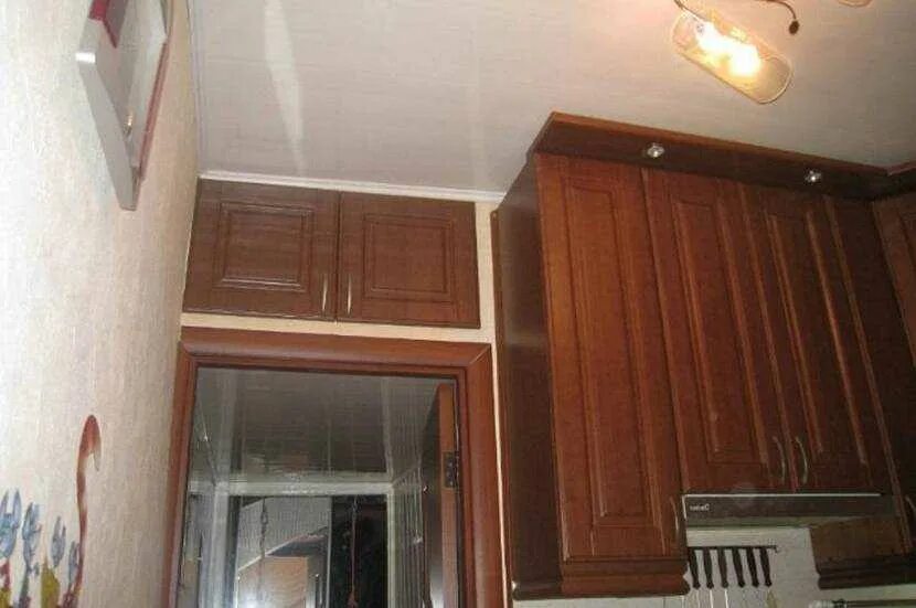 кухонный гарнитур с дверным проемом. кухня вокруг дверного проема. потайная дверь на кухне. встроенная дверь на кухню. кухня над дверью.