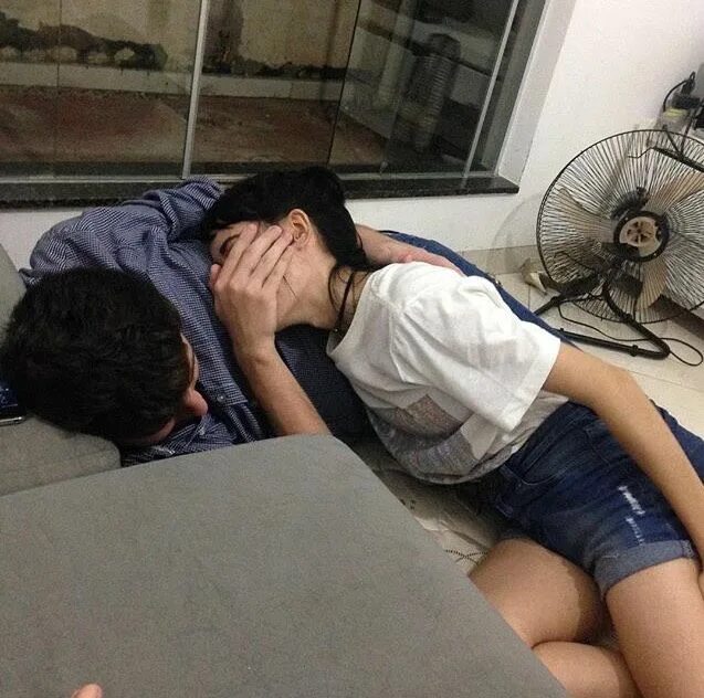 Корейские парочки спят. Девушка уснула на мужчине. Мама друга уснула