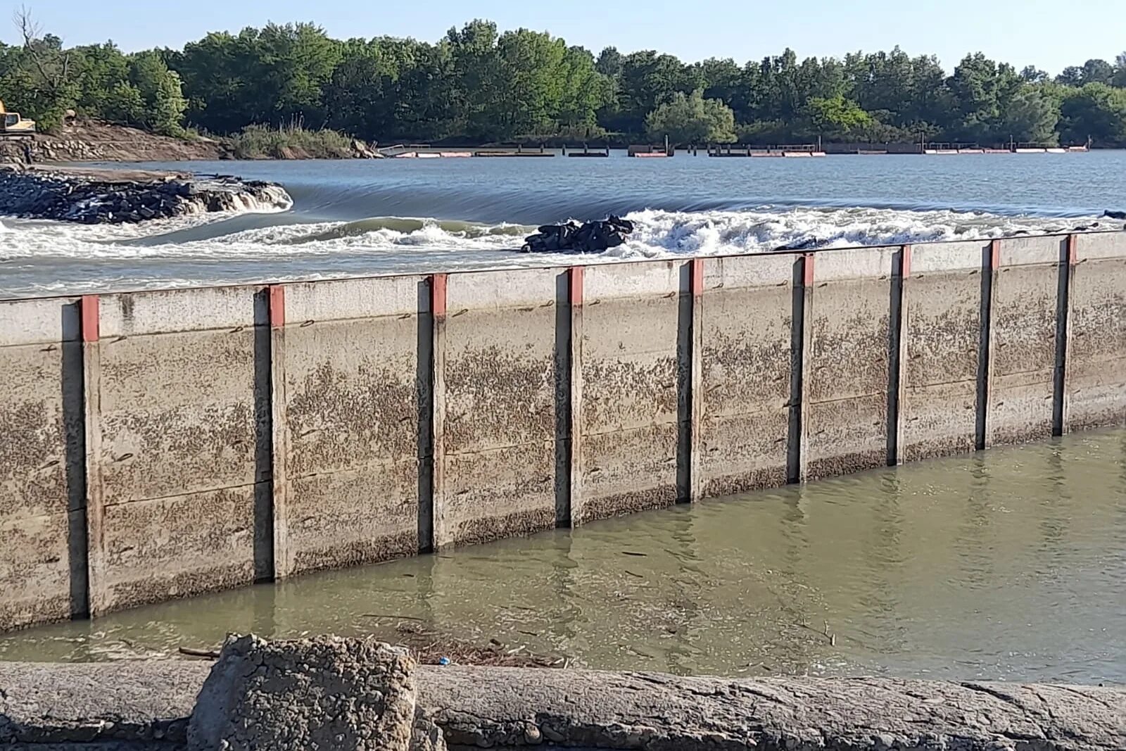 Временная дамба. Временная дамба. Дамба в краснодарском крае. Федоровский гидроузел разрушен. Дамба в краснодарском крае.