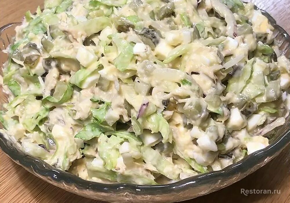Салат с соленой скумбрией. Салат из свежей скумбрии.