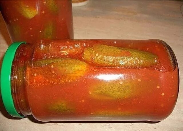 Огурцы в томатной заливке пасты с чесноком