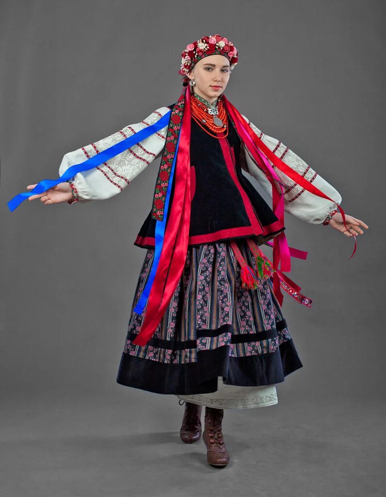Украинская одежда 6. Украинский национальный костюм. Украинский костюм женский. Национальная одежда украинцев. Украинский народный костюм.