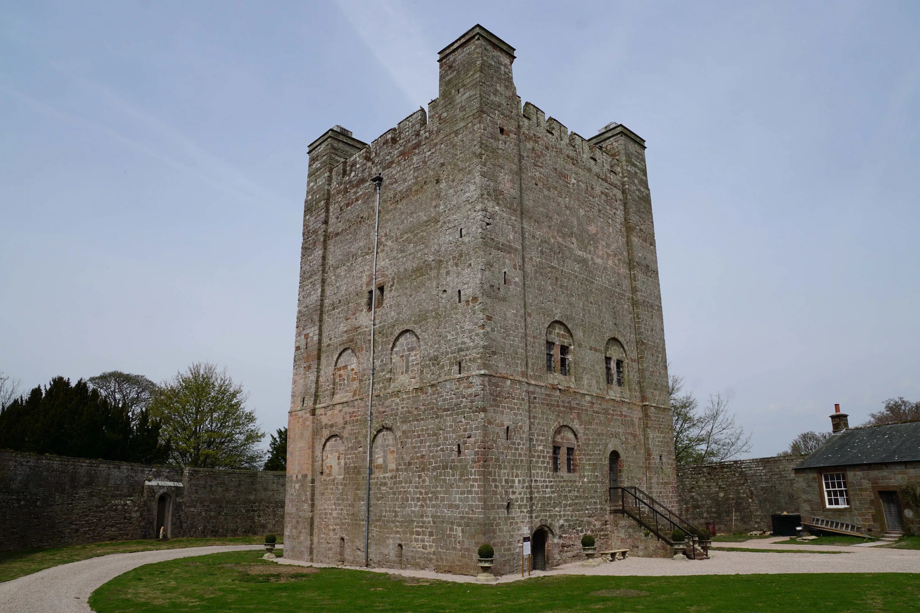 донжон. белая башня англия донжон. донжон в руане. башня ленны. романский замок донжон.