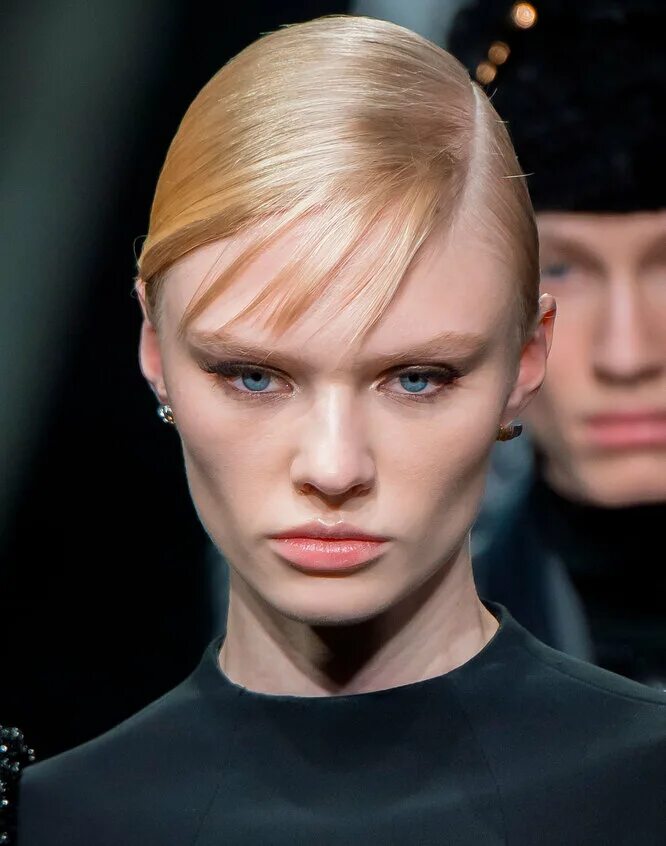 Стрижки 2021 года модные дессанж. Модные волосы осень 2023. Модные волосы осень 2023. Чёрные длинные волосы для мудборда. Модные тенденции волосы.