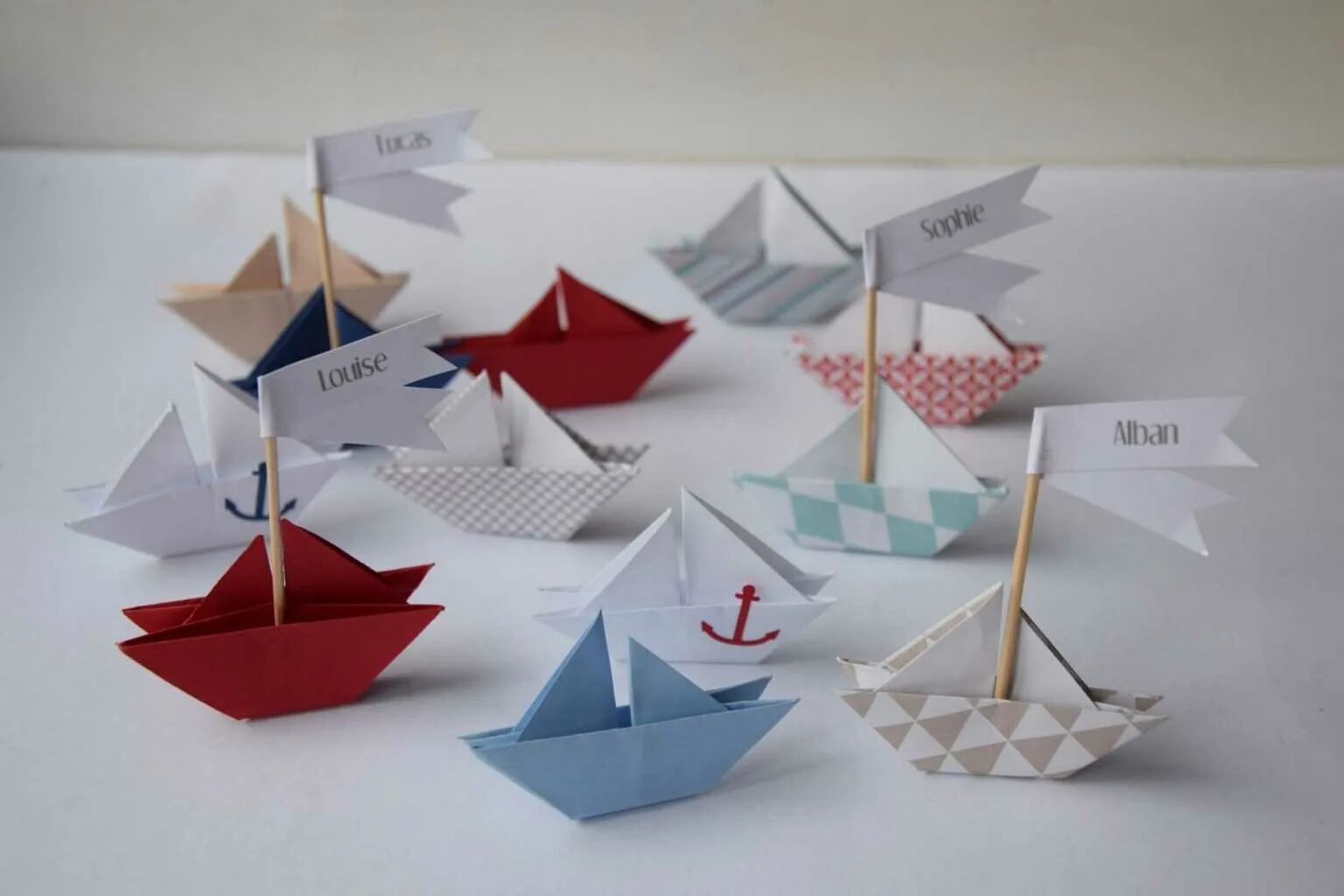 Кораблик из бумаги я по ручью. Поделка кораблик оригами. Бумажный кораблик. Корабль с парусами из бумаги. Поделка парусник из бумаги.