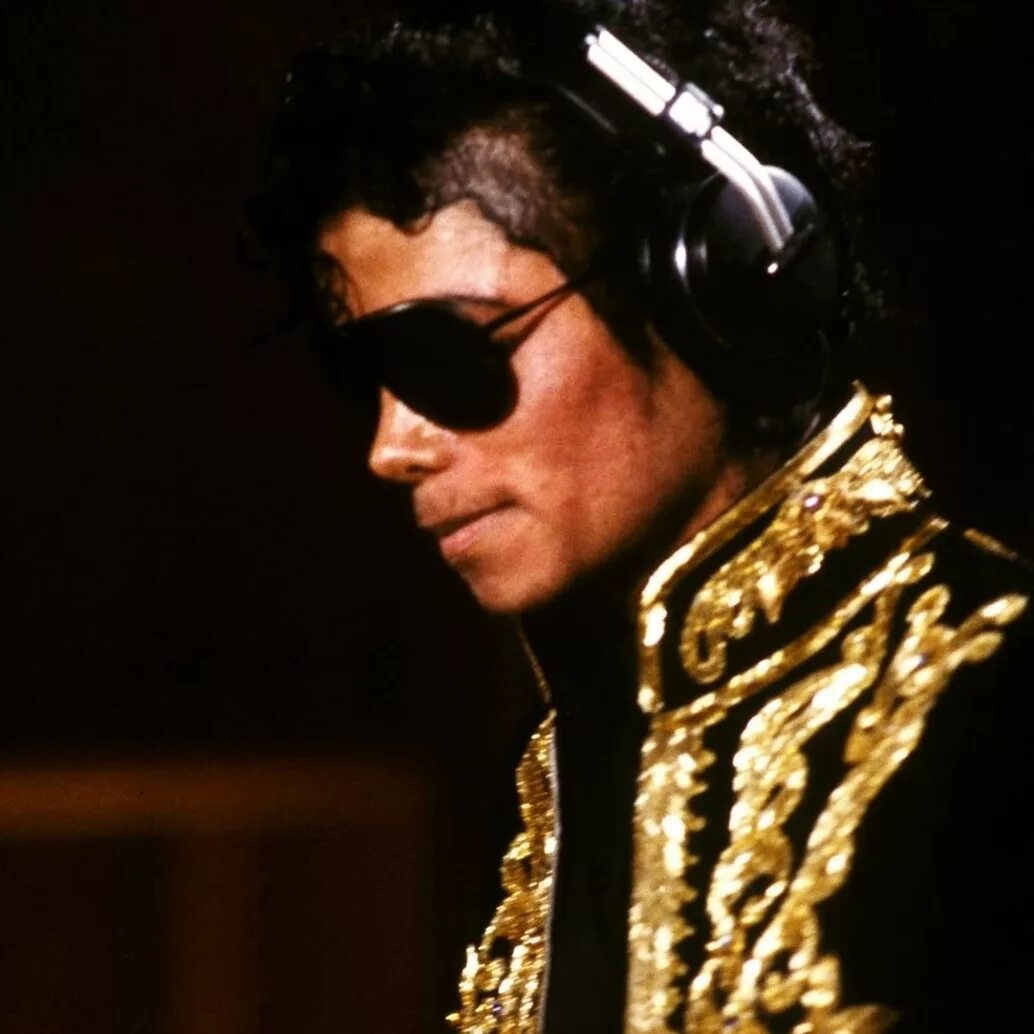 Песня we are the world. Майкл Джексон 1985. Майкл Джексон we are the World. Michael Jackson we are the World 1985. Майкл Джексон песня we are the World.