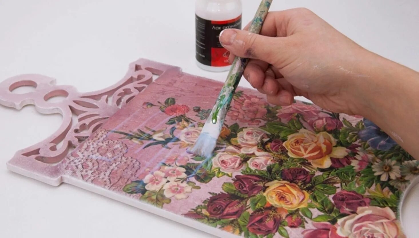 Техники декорирования изделий. Декупаж салфеточная техника. Наклеивание салфеток для декупажа. Декупаж мастер класс для начинающих. Художественная техника декупаж.