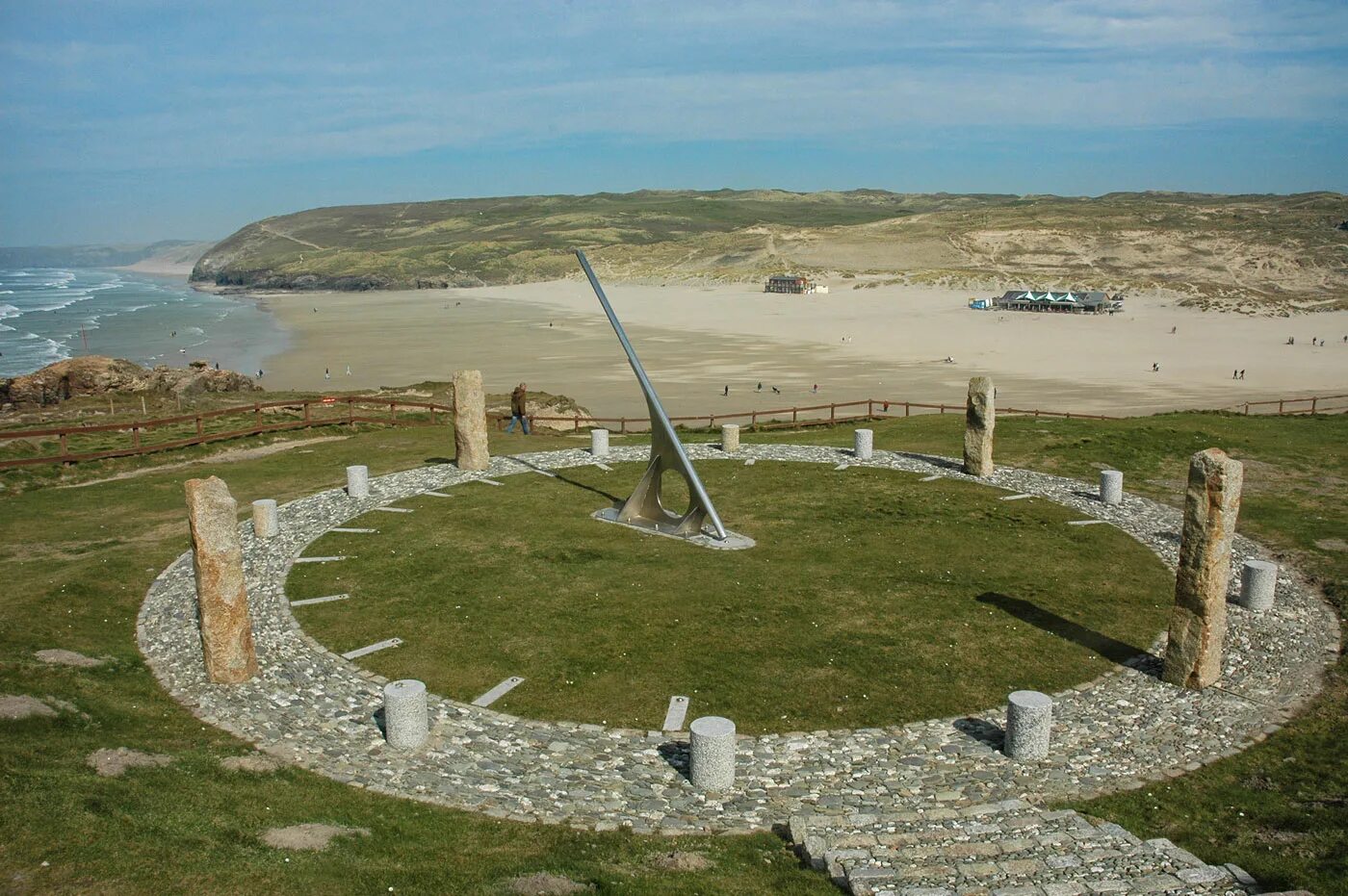 Первые солнечные часы. Первые солнечные часы. Скафис солнечные часы древних. Гномоны в древнем египте. Солнечные часы гномон древний египет.