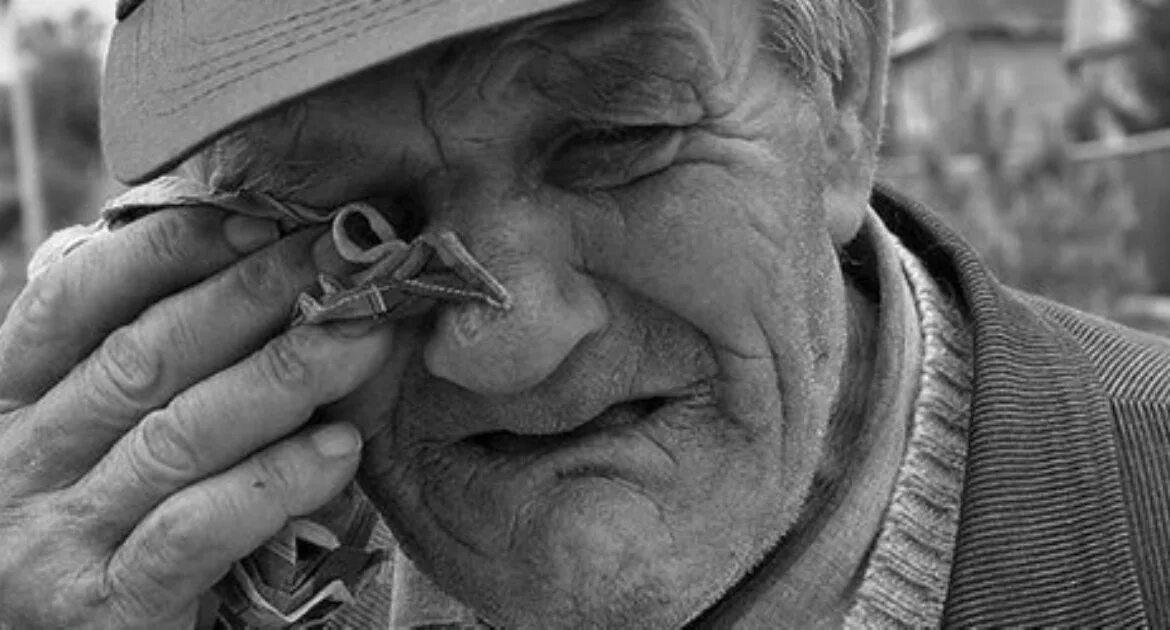 грустные бабушка и дедушка. старая мама. старенькие бабушки и дедушки. пожилой дедушка. влюбленные старики.