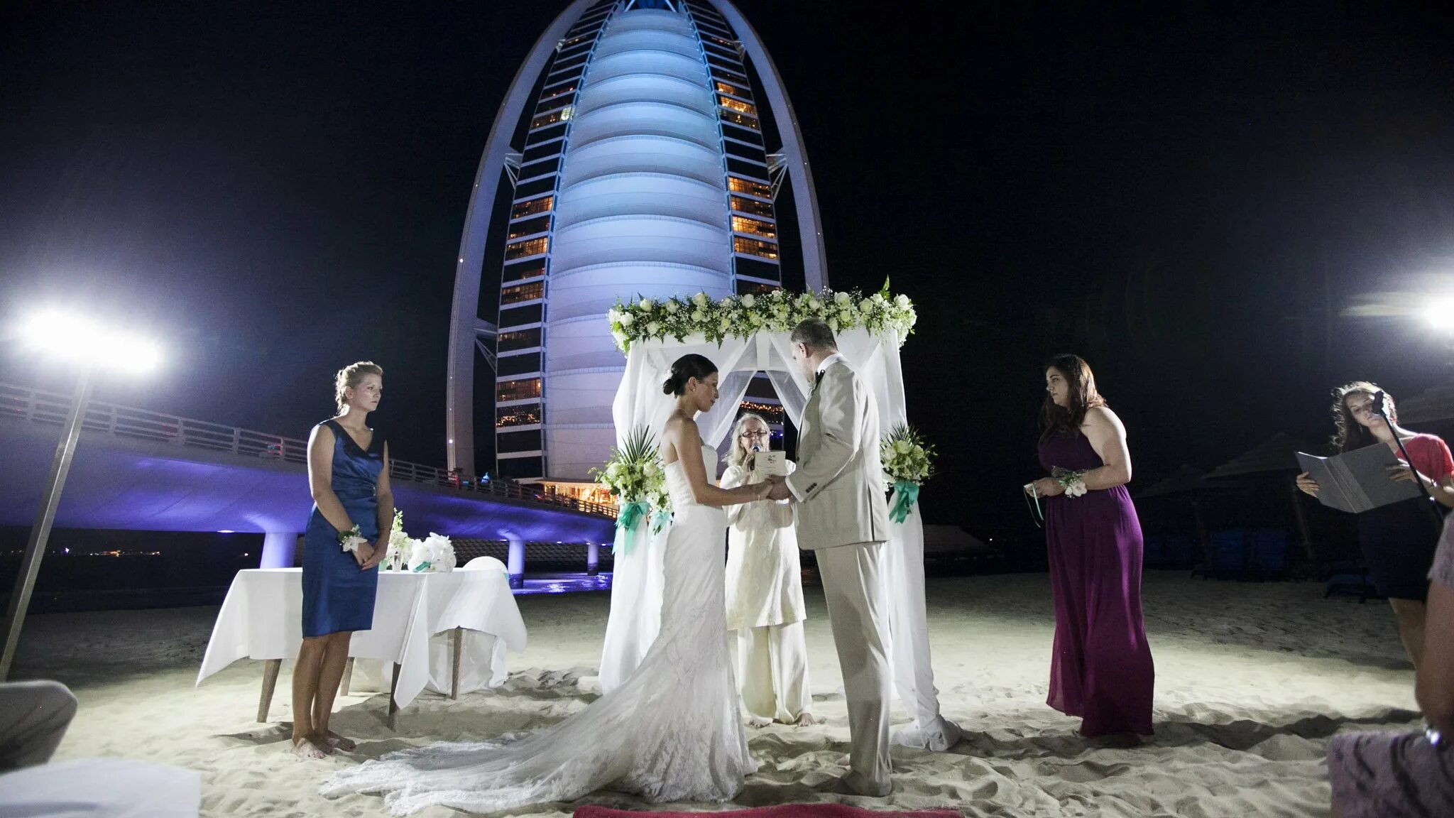 Свадьба в дубае. Церемония бракосочетания Дубай. Дубай ресторан свадьба Абу Даби. Невеста в Дубае. ЗАГС В Дубае.