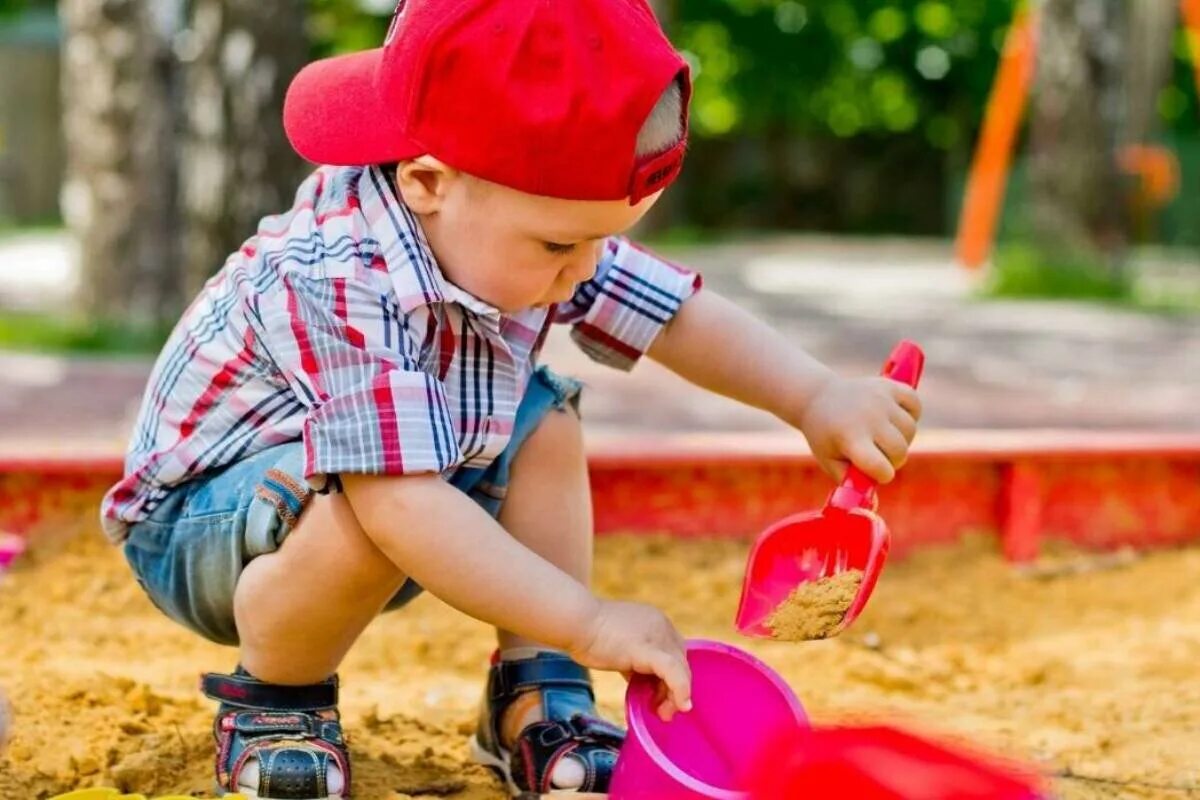 Ребенок очень любит играть. Малыш в песочнице. Дети играющие в песочнице. Песочник для детей. Мальчик играющий в песочнице.