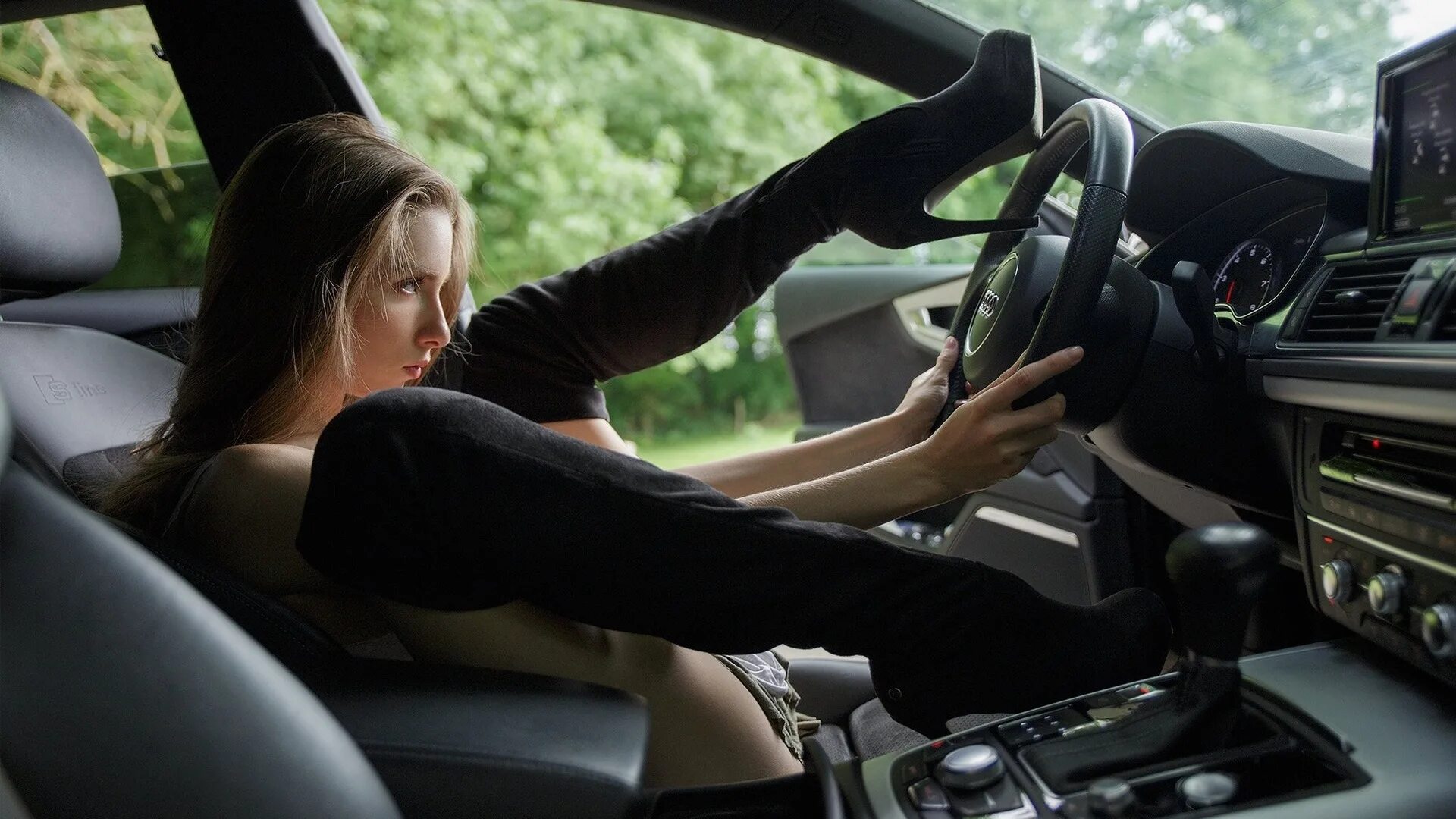 Женщина писает в машине. Портативный писсуар для мужчин jiemu. Женщина писает в машине. Девушка писается на улице. Писает возле машины.