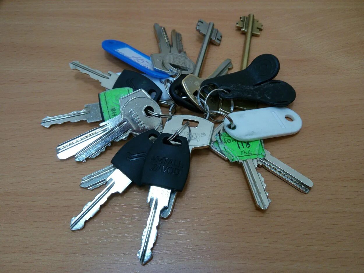 Связка старых ключей. Связка ключей система. Ключ ваз 2107. Большая связка ключей. Связка ключей.