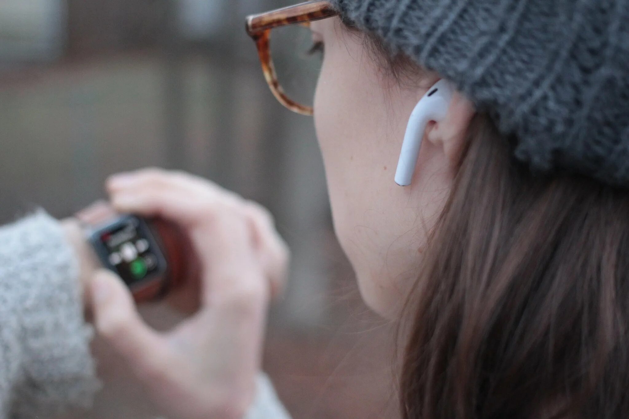 Девушка в беспроводных наушниках. Беспроводные наушники на человеке. AIRPODS на человеке. Человек с беспроводными наушниками. Airpods песни