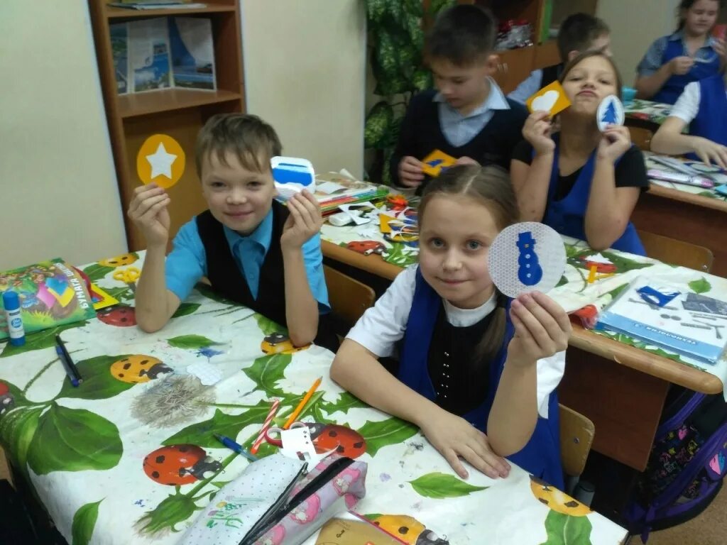 Вышивка на уроках технологии. Шкатулка почемучек коротеева светлана николаевна. Урок технологии ю. Урок технологии 4 класс. Уроки технологии для детей 3 класса.