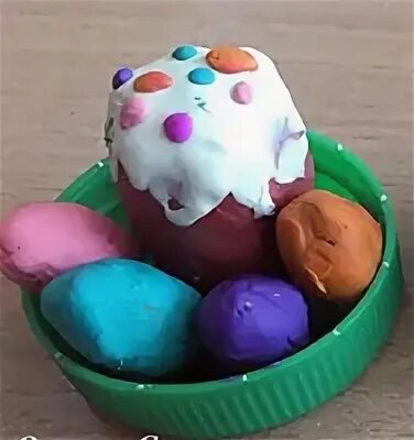 Лепить куличи