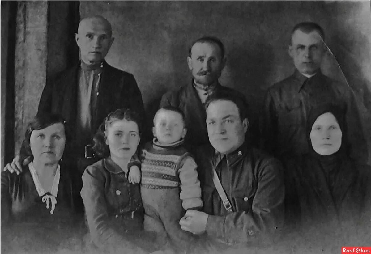 Форбрихер родственники. Рамки для фото семейного портрета. Фото очень похожих родственников. На каких родственников похожа девочка. Родство по фото.